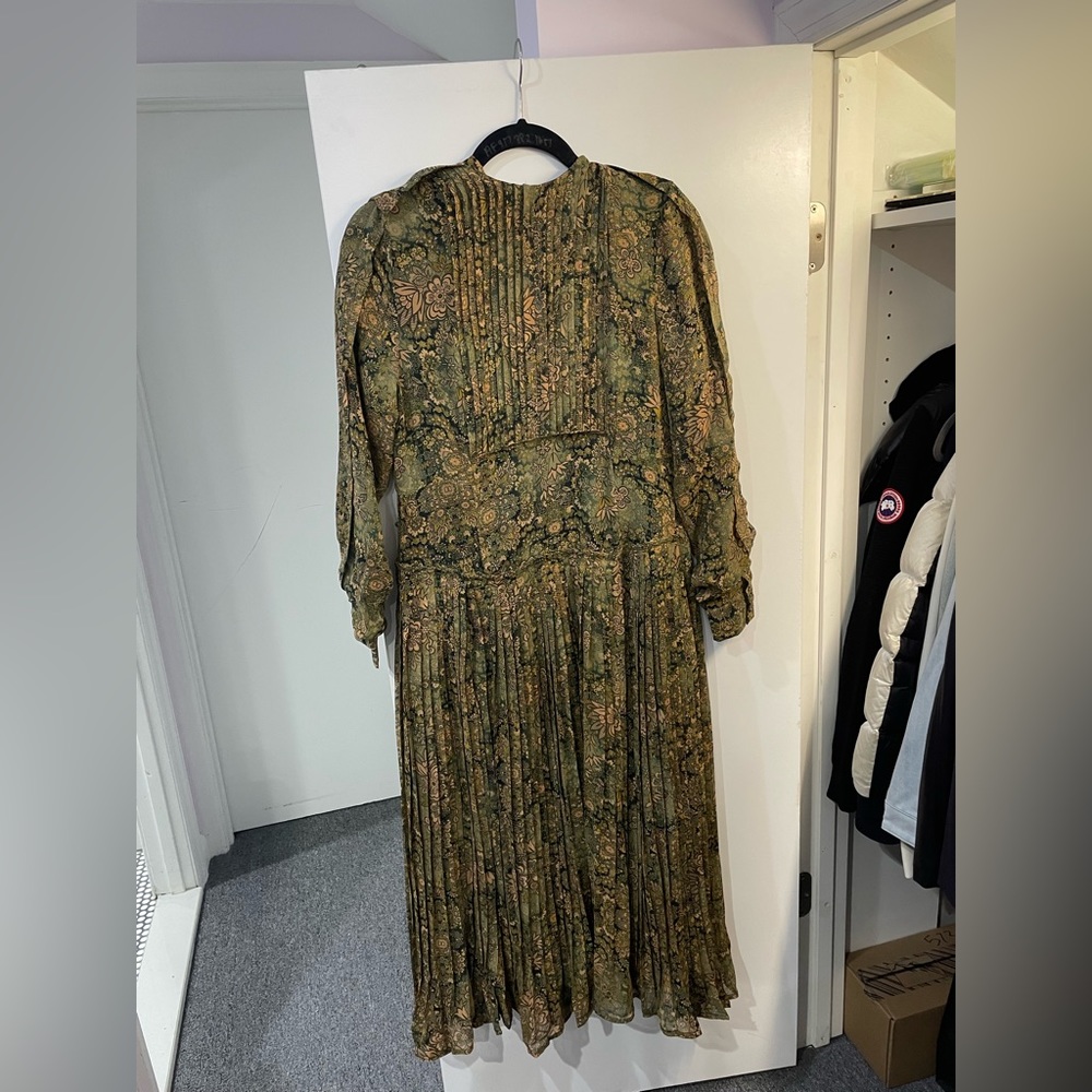 Portrait floral greenish midi dress